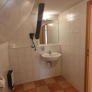 Zimmer mit Kingsize-Bett